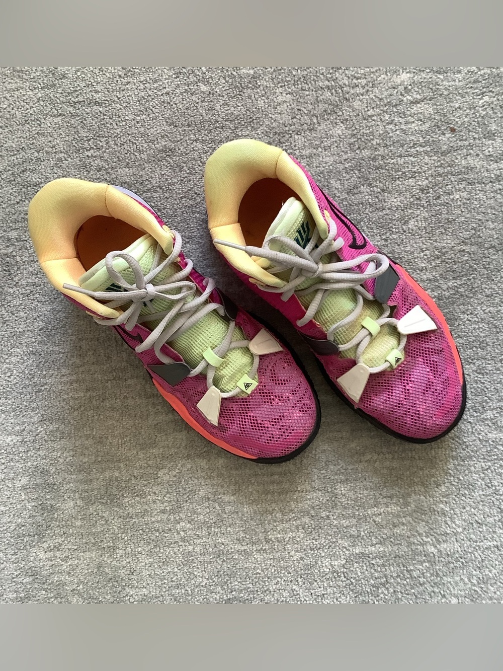 Nike Kyrie Irving Creator Hendrix Fuchsia Youth Sneakers Sz. 5Y, EU 37 1/2